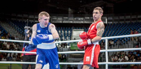 Samuel Carmona, con equipación roja de España, encara a Paddy Barnes en el ring durante los Juegos de Río 2016