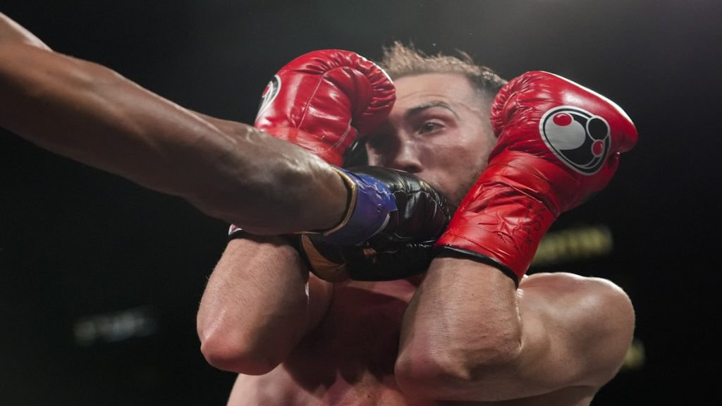Sandor Martín se cubre ante un ataque de Alberto Puello en el combate por el título superligero del WBC