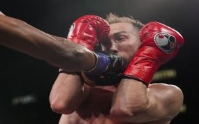 Sandor Martín se cubre ante un ataque de Alberto Puello en el combate por el título superligero del WBC