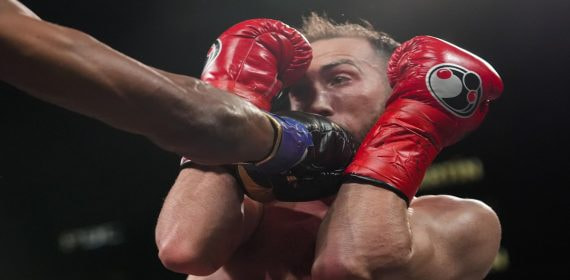 Sandor Martín se cubre ante un ataque de Alberto Puello en el combate por el título superligero del WBC