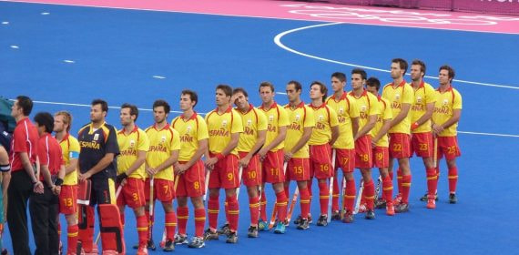 La selección española de hockey hierba posa antes de un partido internacional