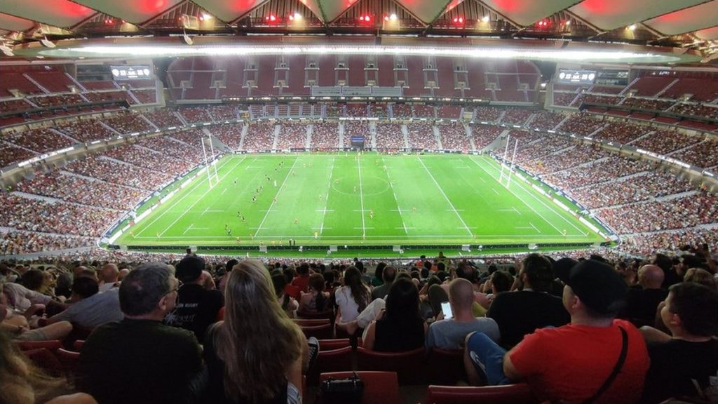 Vista del campo desde la grada durante un partido internacional de rugby con el estadio lleno