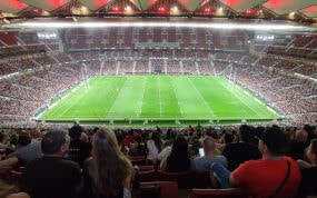 Vista del campo desde la grada durante un partido internacional de rugby con el estadio lleno
