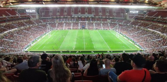 Vista del campo desde la grada durante un partido internacional de rugby con el estadio lleno