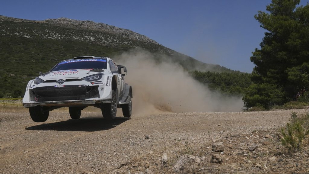 Un Toyota GR Yaris Rally1 del equipo Toyota Gazoo Racing vuela sobre un tramo de grava en el Rally de la Acrópolis de Grecia