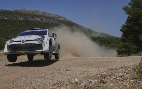 Un Toyota GR Yaris Rally1 del equipo Toyota Gazoo Racing vuela sobre un tramo de grava en el Rally de la Acrópolis de Grecia