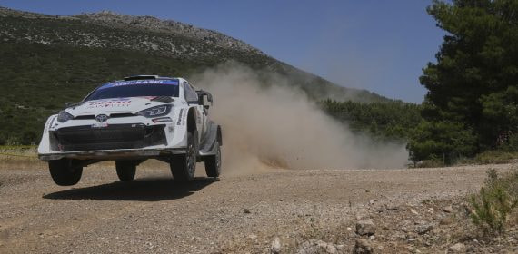 Un Toyota GR Yaris Rally1 del equipo Toyota Gazoo Racing vuela sobre un tramo de grava en el Rally de la Acrópolis de Grecia