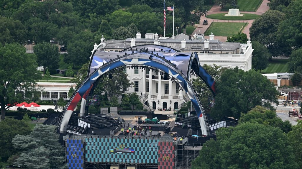 La estructura de acero the Claw y el escenario del UFC Freedom 250 en montaje sobre el jardín sur de la Casa Blanca