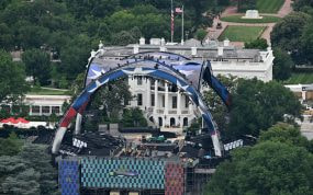 La estructura de acero the Claw y el escenario del UFC Freedom 250 en montaje sobre el jardín sur de la Casa Blanca