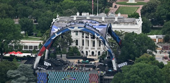La estructura de acero the Claw y el escenario del UFC Freedom 250 en montaje sobre el jardín sur de la Casa Blanca