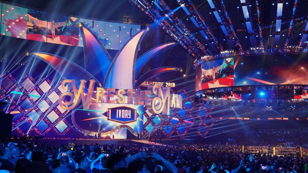 El ring de la WWE iluminado durante un WrestleMania, el espectáculo que en España se ve por Netflix