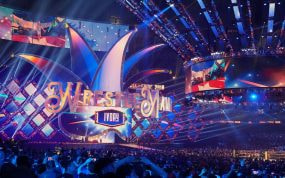 El ring de la WWE iluminado durante un WrestleMania, el espectáculo que en España se ve por Netflix