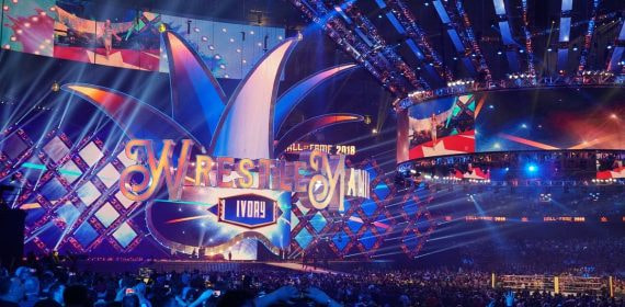 El ring de la WWE iluminado durante un WrestleMania, el espectáculo que en España se ve por Netflix