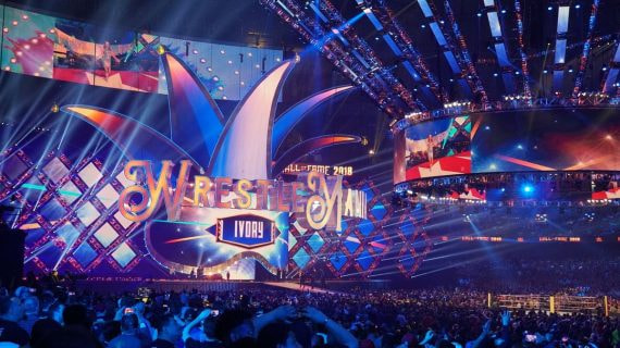 El ring de la WWE iluminado durante un WrestleMania, el espectáculo que en España se ve por Netflix