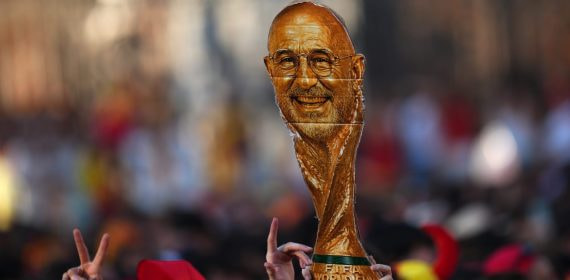 Celebración de los aficionados españoles con un trofeo de cartón con la forma de la Copa del Mundo y la cara de Luis de la Fuente.