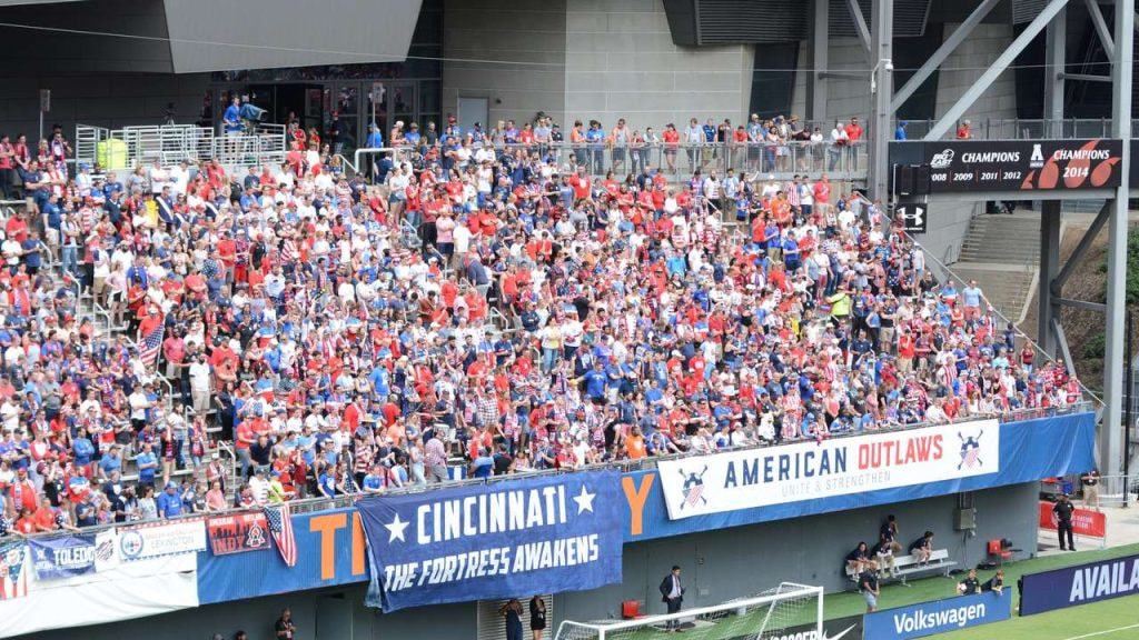 Aficionados de Estados Unidos llenan la grada con banderas y camisetas en un partido de su selección