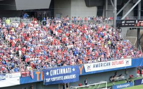 Aficionados de Estados Unidos llenan la grada con banderas y camisetas en un partido de su selección