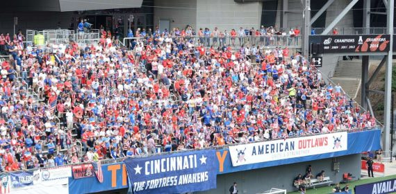 Aficionados de Estados Unidos llenan la grada con banderas y camisetas en un partido de su selección