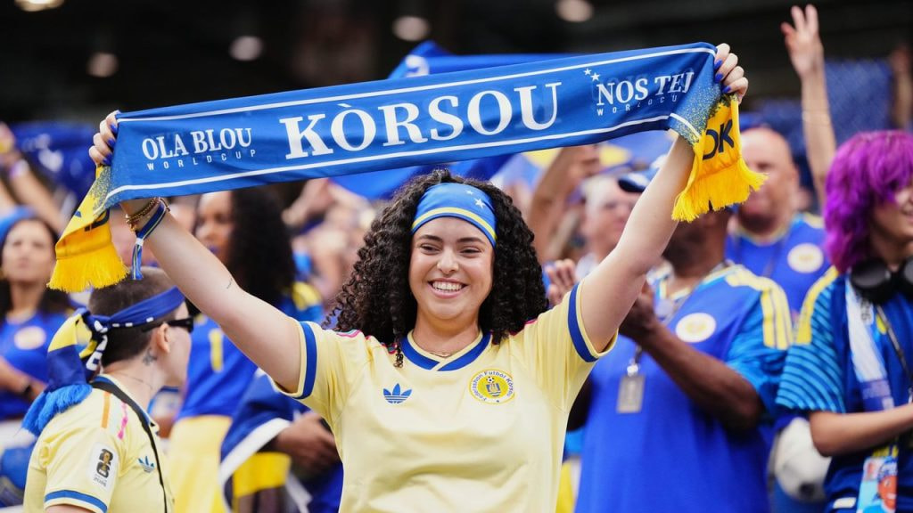 Aficionada de Curazao con la camiseta de la selección y una bufanda durante el partido ante Alemania en el Mundial 2026.