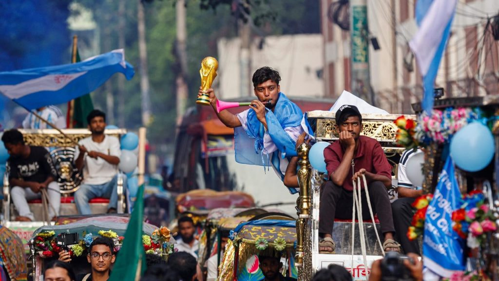Un aficionado de Argentina sostiene una réplica de la Copa del Mundo en Dhaka, la capital de Bangladesh.