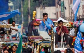 Un aficionado de Argentina sostiene una réplica de la Copa del Mundo en Dhaka, la capital de Bangladesh.