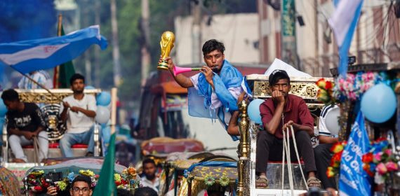 Un aficionado de Argentina sostiene una réplica de la Copa del Mundo en Dhaka, la capital de Bangladesh.