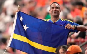 Un aficionado de Curazao con una bandera del país, en las gradas de un estadio del Mundial 2026.