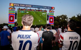Dos aficionados de Estados Unidos ven un partido de su selección en el Mundial 2026 desde la fan zone de Washington.