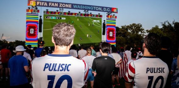 Dos aficionados de Estados Unidos ven un partido de su selección en el Mundial 2026 desde la fan zone de Washington.