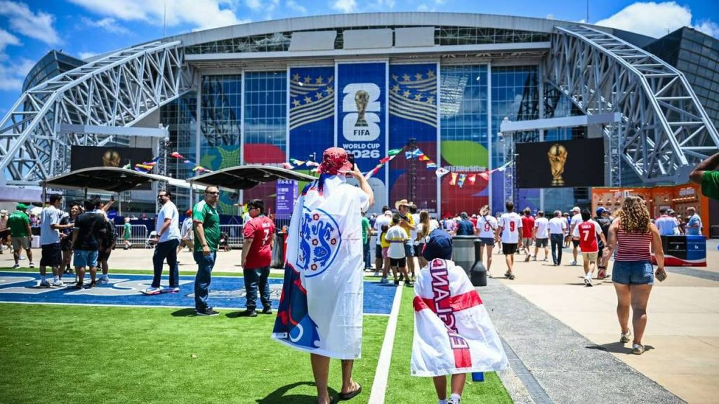 Dos aficionados ingleses, de espaldas en los aledaños del estadio de Dallas en el Mundial 2026.
