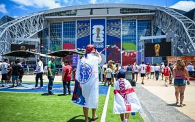 Dos aficionados ingleses, de espaldas en los aledaños del estadio de Dallas en el Mundial 2026.