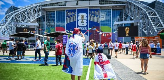 Dos aficionados ingleses, de espaldas en los aledaños del estadio de Dallas en el Mundial 2026.