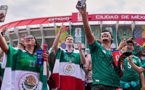 Aficionados mexicanos se graban con su teléfono en los aledaños del Estadio Azteca antes del México - Chequia.