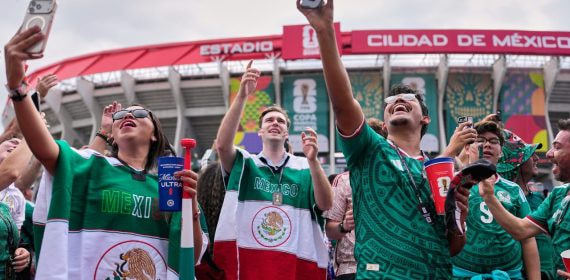 Aficionados mexicanos se graban con su teléfono en los aledaños del Estadio Azteca antes del México - Chequia.