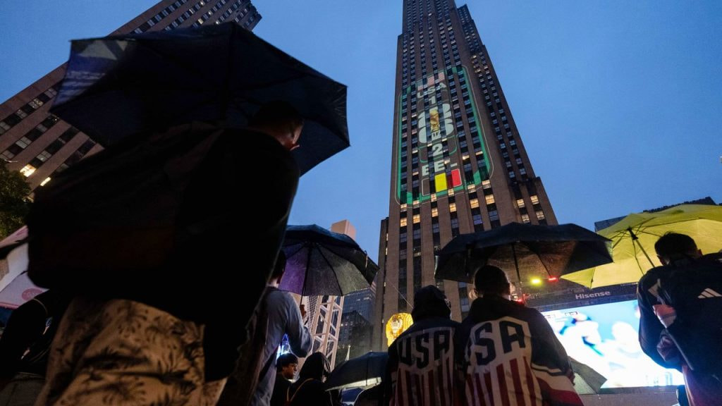 Aficionados estadounidenses viendo un partido de su selección frente al Rockefeller Center de Nueva York.