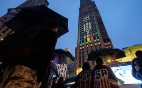 Aficionados estadounidenses viendo un partido de su selección frente al Rockefeller Center de Nueva York.