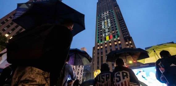 Aficionados estadounidenses viendo un partido de su selección frente al Rockefeller Center de Nueva York.