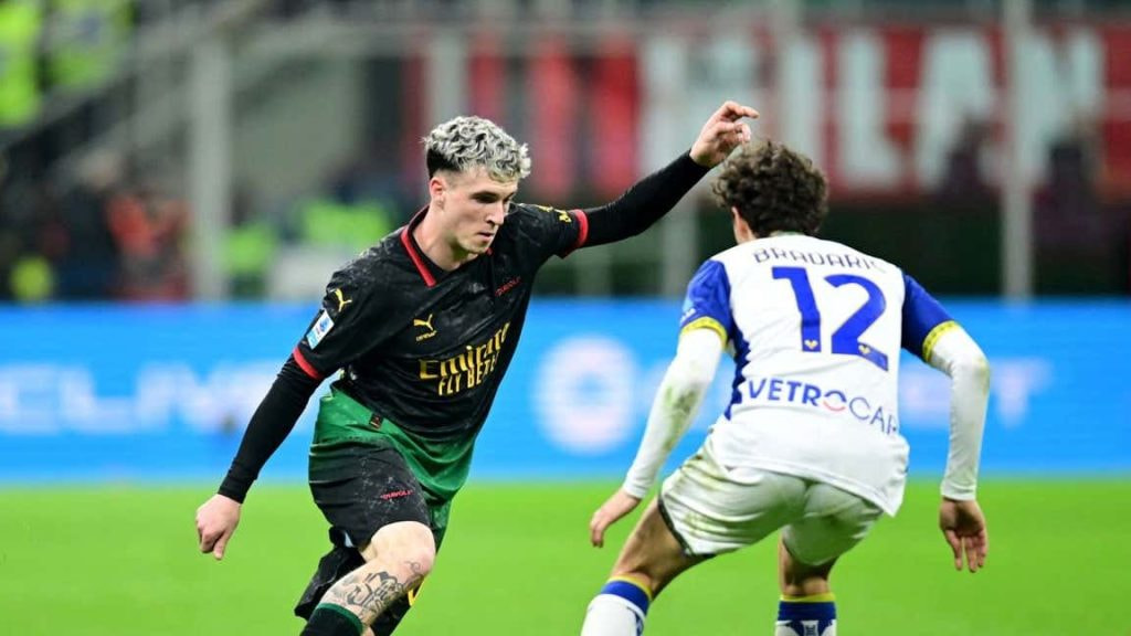 Álex Jiménez conduce el balón con el AC Milan ante un rival del Hellas Verona