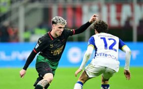 Álex Jiménez conduce el balón con el AC Milan ante un rival del Hellas Verona