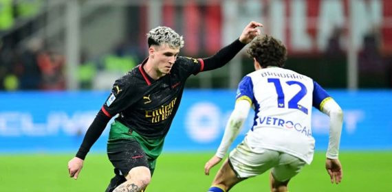 Álex Jiménez conduce el balón con el AC Milan ante un rival del Hellas Verona