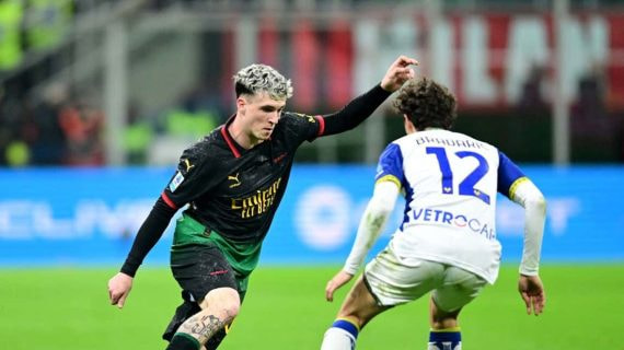 Álex Jiménez conduce el balón con el AC Milan ante un rival del Hellas Verona