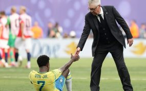 Carlo Ancelotti levanta del suelo a Vinícius Jr. tras la derrota de Brasil ante Noruega.