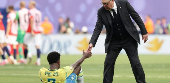 Carlo Ancelotti levanta del suelo a Vinícius Jr. tras la derrota de Brasil ante Noruega.