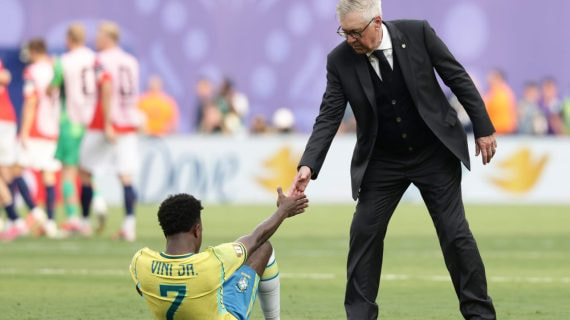 Carlo Ancelotti levanta del suelo a Vinícius Jr. tras la derrota de Brasil ante Noruega.