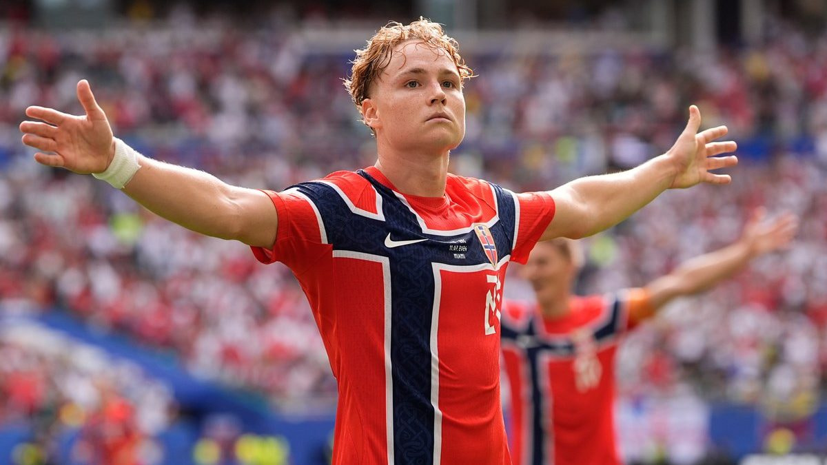 Andreas Schjelderup celebra el gol marcado a Inglaterra en los cuartos de final del Mundial 2026.
