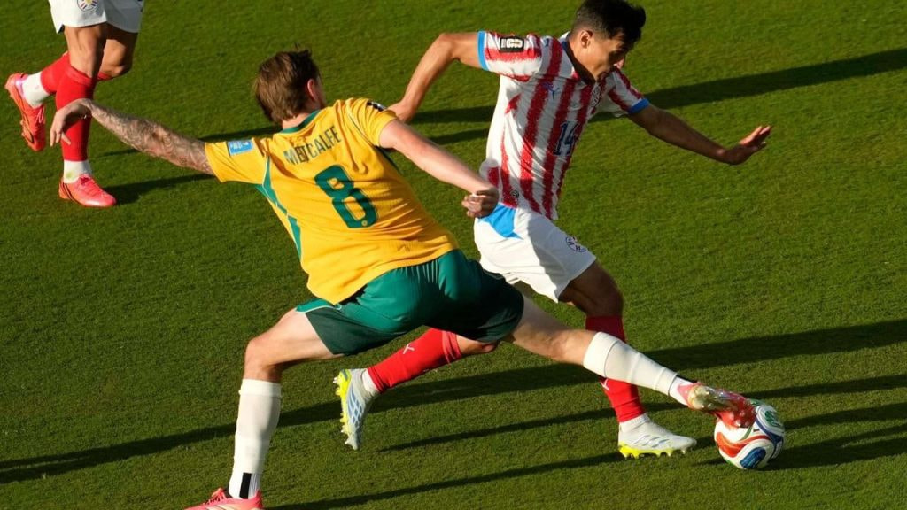 Andrés Cubas disputa un balón ante Connor Metcalfe durante el Paraguay - Australia de la fase de grupos del Mundial 2026.