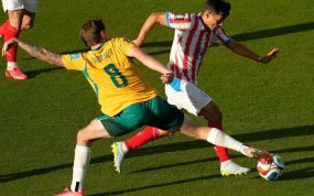 Andrés Cubas disputa un balón ante Connor Metcalfe durante el Paraguay - Australia de la fase de grupos del Mundial 2026.