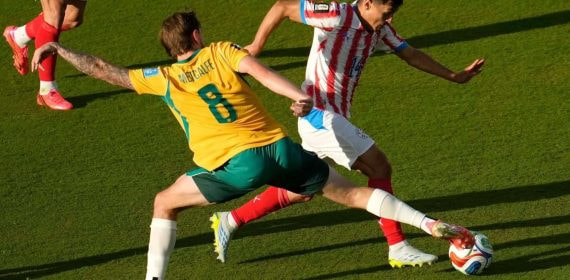 Andrés Cubas disputa un balón ante Connor Metcalfe durante el Paraguay - Australia de la fase de grupos del Mundial 2026.