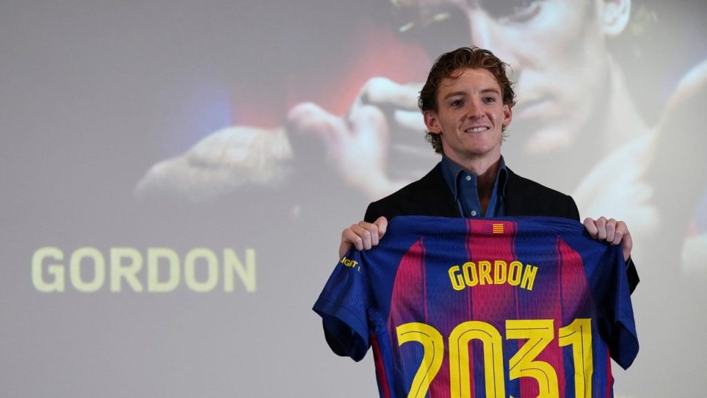Anthony Gordon posa con una camiseta del FC Barcelona durante su presentación con el conjunto azulgrana.