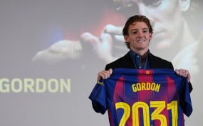 Anthony Gordon posa con una camiseta del FC Barcelona durante su presentación con el conjunto azulgrana.